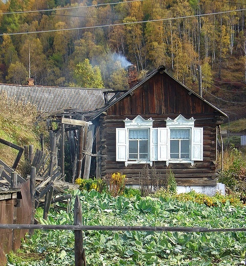Fabrika de Case - Cultivarea gradinii, una dintre activitatile de familie in perioada sovietica.